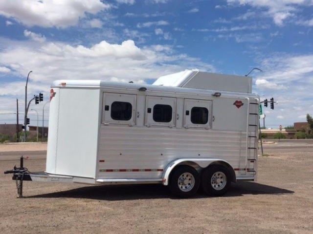 2008 Hart Medallion 3 horse trailer drop windows head & hip side