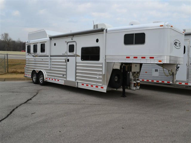 2015 4-Star 3 Horse trailer with 11'6 Outlaw Living quarter